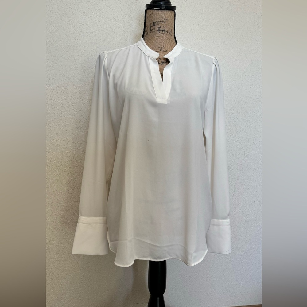 LOFT- Beautiful ivory shirt, perfect for work or a causal outing!